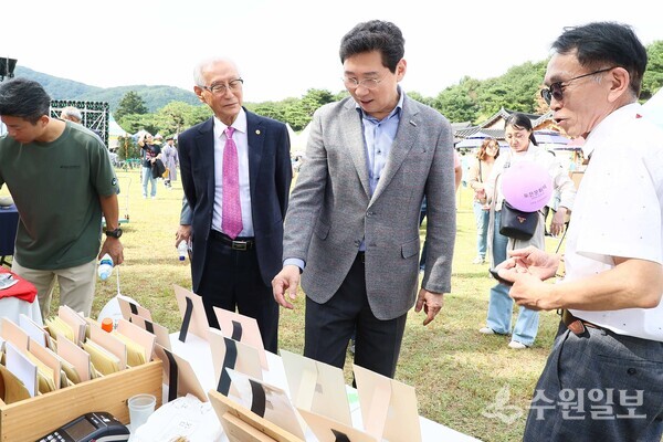 이상일 용인시장이 5일 포은 정몽주 묘역에서 열린 '제20회 포은문화제' 현장을 방문, 행사 관계자들과 의견을 나누고 있다. (사진=용인시)