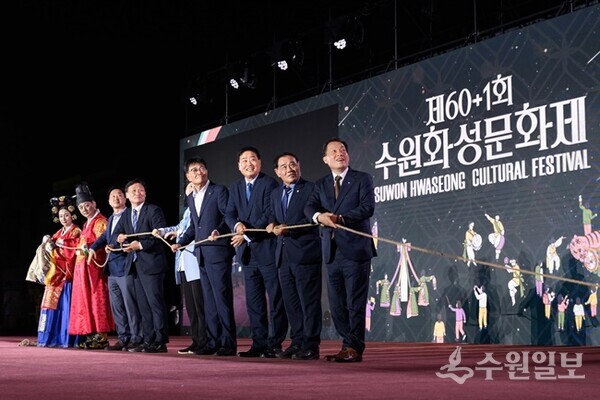 이재준 시장(오른쪽부터), 이재식 수원시의회 의장 등이 함께하고 있다. (사진=수원시)