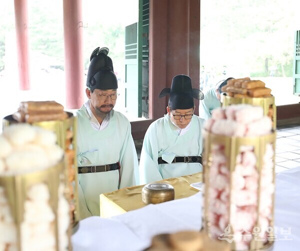정명근 화성시장(왼쪽)이 산릉제향을 올리고 있다. (사진=화성시)