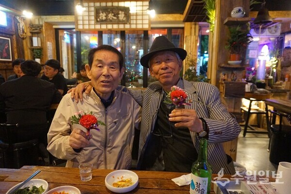 우화관과 별주 복원 개관식이 끝나고 추억을 나누었다. (사진=김우영)