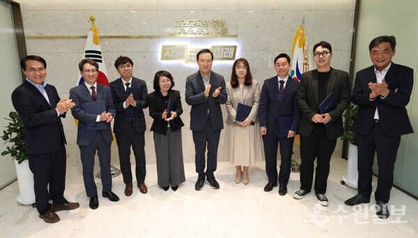 2024년 상반기 적극행정 우수공무원 표창장 수여식 이 끝난후 임태희교육감(중앙)과 수상자들이 기념활영하고 있다.(사진=경기도교육청)