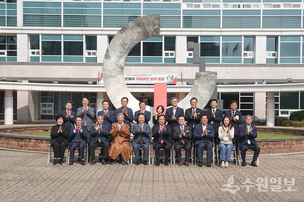 이권재 오산시장(앞줄 오른쪽 5번째)과 권기창 안동시장(왼쪽 5번째)이 자매결연을 체결한 뒤 양 도시 관계자들과 함께 하고 있다. (사진=오산시)