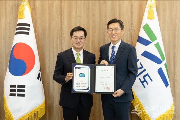 김동연 경기도지사가 이필수 경기도의료원장에게 임명장을 수여한 뒤 기념촬영을 하고 있다. (사진=경기도)