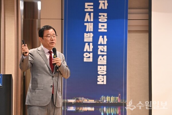 이현재 하남시장이 ‘첨단산업 허브’ 캠프콜번을 설명하고 있다. (사진=하남시)
