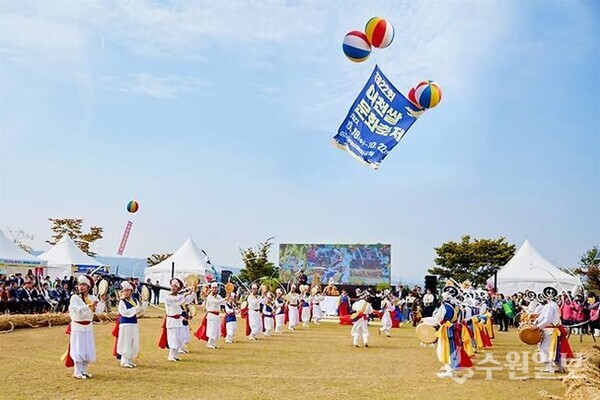 이천의 대표적 특산물인 쌀을 주제로 열리는 제23회 이천쌀문화축제가 오는 16일부터 20일까지 5일간 이천농업테마공원에서 펼쳐진다. 사진은 지난해 열린 '제22회 이천쌀문화축제' 모습. (사진=이천시)