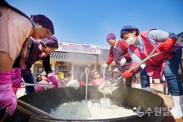 무게 320kg, 지름 1.6m, 높이 1.7m의 대형 무쇠가마솥에 2000명의 쌀밥을 짓는 이벤트가 펼쳐진다. (사진=이천시)