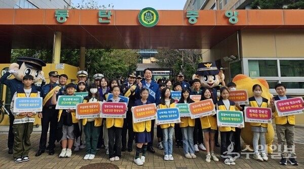정명근 화성시장(뒷줄 가운데)이 동탄경찰서, 동탄 학부모폴리스 등 관계자들과 동탄학부모폴리스 학교폭력 예방 캠페인을 펼친 뒤 기념촬영을 하고 있다. (사진=화성시)