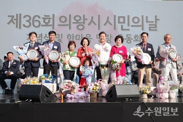 '제36회 의왕시 시민의날' 행사에서 김성제 의왕시장(오른쪽 네번째)이 6개 부문 '의왕시민대상' 수상자에서 상을 수여한 뒤 기념촬영을 하고 있다. (사진=의왕시)