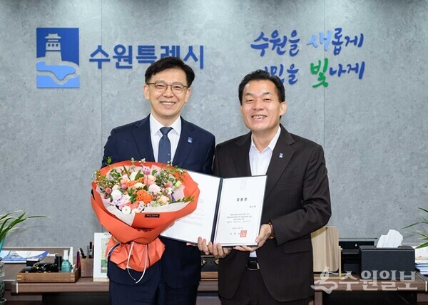 이재준 수원시장(오른쪽)이 현근택 제2부시장에게 임용장을 수여한 후 함께하고 있다. (사진=수원시)