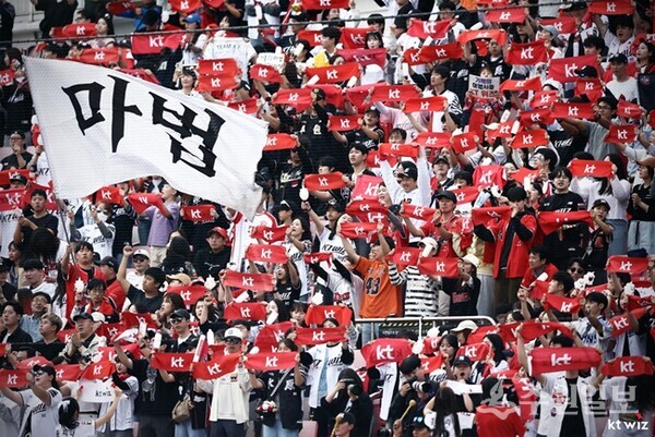 수원 kt 위즈 응원단. (사진=kt 위즈 홈페이지)