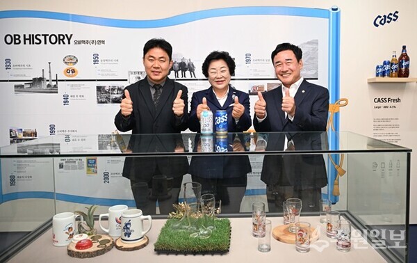 이천 기업열전 전시회에서 김경희 이천시장(가운데)과 김두영 오비맥주 이천공장장(왼쪽),  박명서 이천시의회 의장이 '오비맥주 연대기, 이천에서 시작되는 오비맥주 이야기' 개막식을 가진 뒤 기념촬영을 하고 있다. (사진=오비맥주)