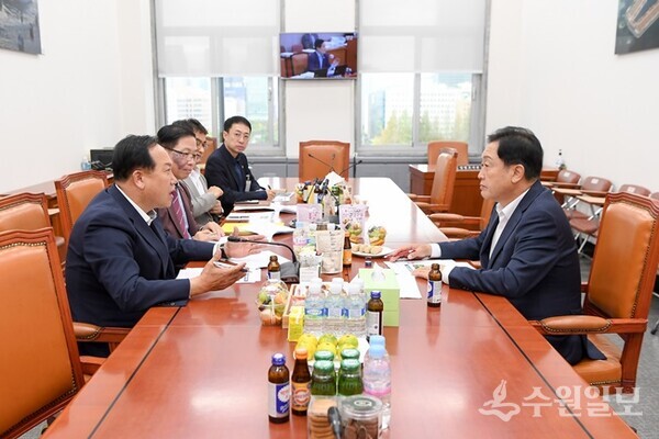 이권재 오산시장(왼쪽 쳇번째)이 김선교 국민의힘 의원(오른쪽)에게 운암뜰 AI시티 도시개발 프로젝트 사업에 따른 현안사항을 설명하고 있다. (사진=오산시)