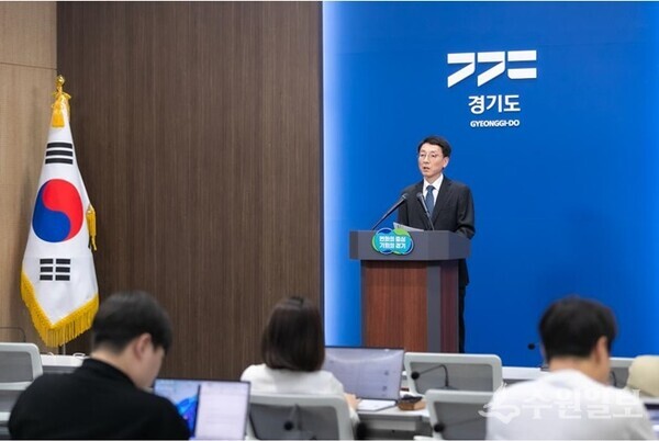 15일 오후 경기도청 브리핑룸에서 김성중 행정1부지사가 파주,연천,김포시 위험구역 설정과 관련한 기자 브리핑을 하고 있다. (사진=경기도)