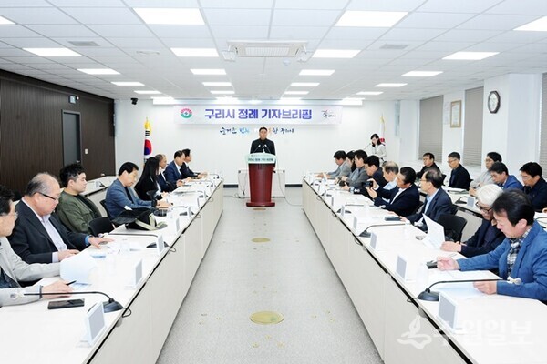 김천복 안전도시국장이 정례 기자브리핑을 통해 재난 대응 훈련 계획 등 현안사안을 설명하고 있다. (사진=구리시)
