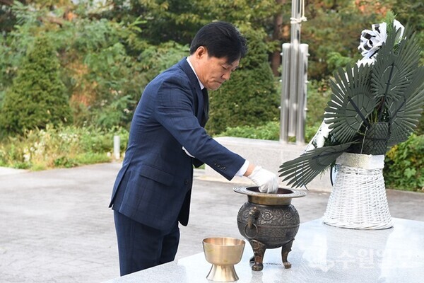 박용철 군수가 현충탑을 참배, 분향을 하고 있다. (사진=강화군)