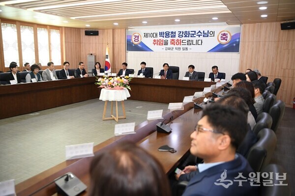 박용철 군수가 간부공무원과 상견례를 가진 뒤 인사말을 하고 있다. (사진=강화군)