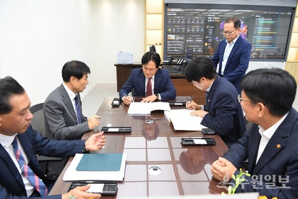 박용철 군수가 업무인계인수를 하고 있다. (사진=강화군)
