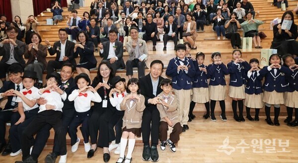 임태희 교육감이 거점형 늘봄학교(거점센터형)인 ‘고양늘봄꿈터’개소식에 참석, 학생들과 함께 하고 있다.(사진=경기도교육청)