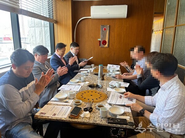 이계문 남양주도시공사 사장(왼쪽 세번째)이 진접체육문화센터 하반기 동호회 간담회에서 감사의 인사말을 하고 있다. (사진=남양주도시공사) 