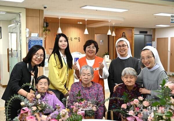 화성도시공사 임직원들이 사회공헌활동으로 '사랑의 꽃꽂이' 행사를 갖고 제작한 꽃바구니를 관내 양로시설에 기부하고 관계자들과 기념촬영을 하고 있다. (사진=HU공사)