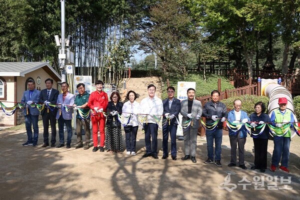 ‘왕송호수공원 맨발걷기길’ 개장식에서 김성제 의왕시장(오른쪽 7번째), 김학기 의왕시의회 의장(오른쪽 6번째)을 비롯한 내빈, 시민 등이 기념테이프를 자르고 있다. (사진=의왕시)