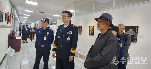 참석자들에게 설명하는 의당 김원태 작가. 왼쪽이 김현우 수원구치소장. (사진=김충영 기자)