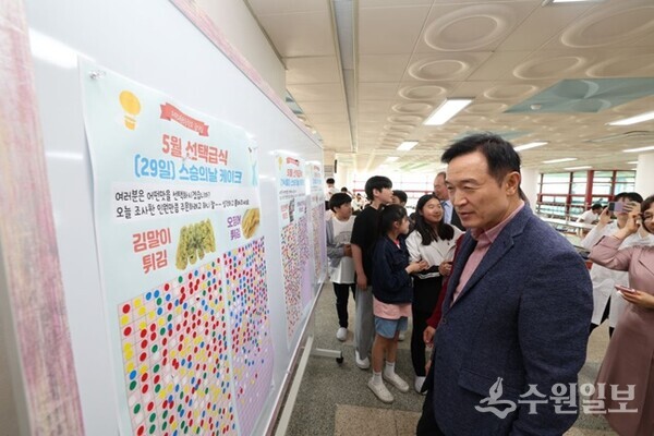 학교급식 현장을 둘러보고있는 임태희 경기도 교육감(사진=경기도교육청)