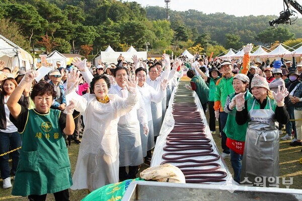 김경희 이천시장(앞줄 두번째)이 '제23회 이천쌀문화축제'가 성황리에 마무리 한가운데 자원봉사자들과 함께 기념촬영을 하고 있다. (사진=이천시) 
