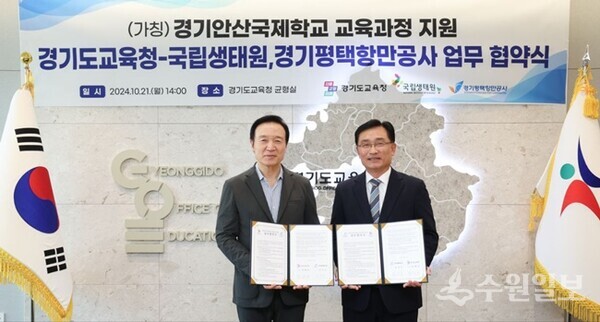 업무협약식이 끝난후 기념촬영하고 있는 임태희교육감(왼쪽. 사진=경기도교육청)