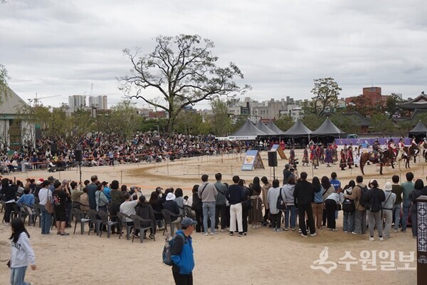 19일 화성행궁 우화관 마당에서 열린 ‘선기대(善騎隊), 화성을 달리다’에 모인 인파(사진=김우영)