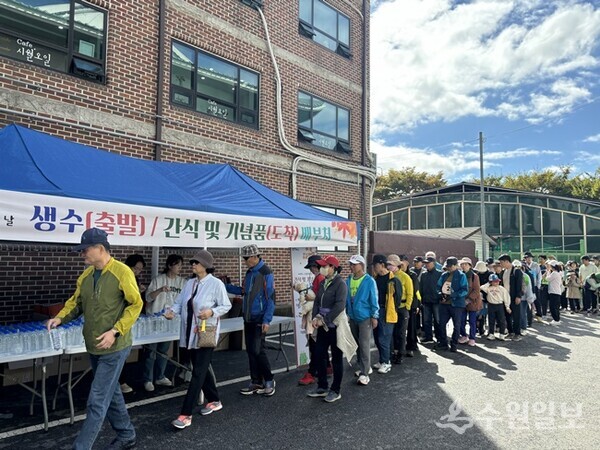 지난 19일 구성동 체육회가 주관한 '법화산 걷기대회에 참여한 지역 주민들의 모습. (사진=용인시)