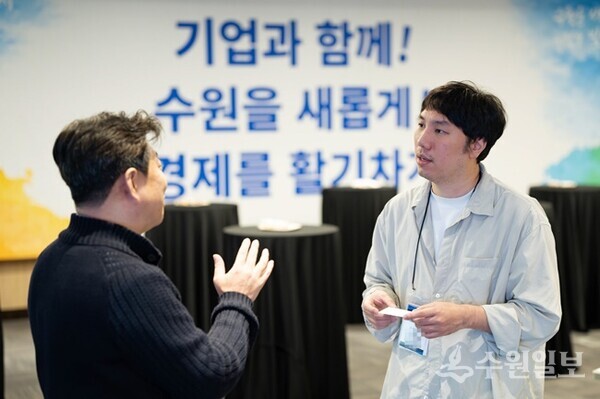 지난 17일 수원컨벤션센터에서 진행된 ‘수원기업 IR데이.판(PANN)’에서 기업과 투자사 관계자 등이 네트워킹을 하고 있다.(사진=수원시)