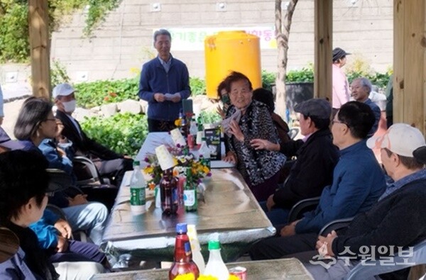 송 종 '매향동을 사랑하는 모임' 회장이 ‘매향텃밭정원 파티’에서 인사말을 하고 있다. (사진=이상수 매향사모 총무)