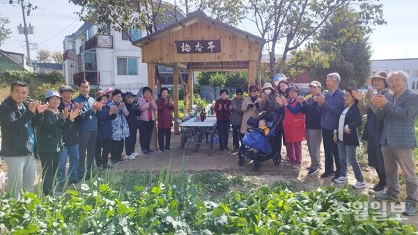 '매향정' 현판 제막식에서 회원들이 함께 하고 있다. (사진=이상수 매향사모 총무)