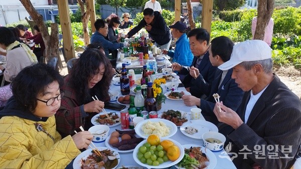 매향사모 회원들이 매향텃밭 정원파티에서 함께 하고 있다. (사진=이상수 매향사모 총무)