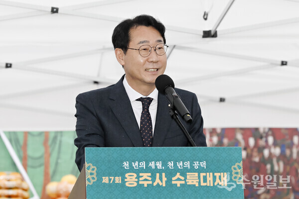 용주사 수륙대재에서 정명근 화성시장이 축사를 하고 있다. (사진=화성시)