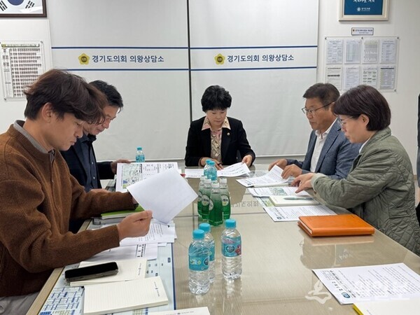 서성란 의원(가운데)이 의왕시 청계 IC 수원 방향 연결로 신설 가속화 논의를 위해 경기도 도로정책과, 의왕 시청 도로건설과 관계자들과 정담회를 갖고 있다. (사진=경기도의회)