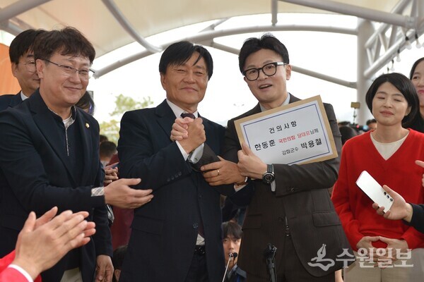박용철 군수(왼쪽 두번째)가 강화군 풍물시장을 방문한 한동훈 국민의힘 대표(오른쪽 두번째)를 만나 건의서를 전달한 뒤 기념촬영을 하고 있다. (사진=강화군)