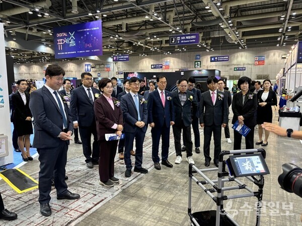 경기도의회 미래과학협력위원회 소속 도의원들이 ‘2024 디지털퓨처쇼’미래기술체험존을 참관하고 있다. (사진=경기도의회)