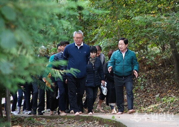주광덕 남양주시장(오른쪽)이 황금산 맨발걷기 길 현장을 직접 점검하고 있다. (사진=남양주시)