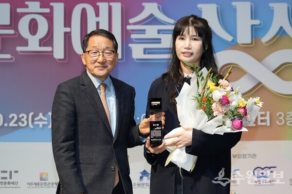 유인택 경기문화재단 대표이사(왼쪽)가 다양한 문화예술 사업에 기여해온 류기붕 삼화페인트공업(주) 대표를 대신해 이상희 컬러디자인센터장에게 감사패를 전달하고 있다. (사진=경기문화재단)