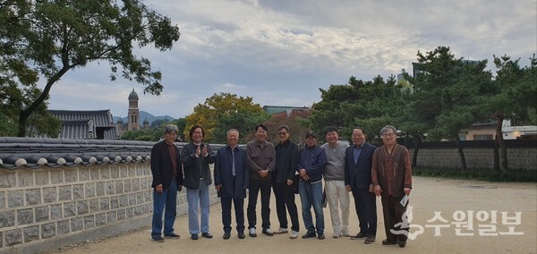 '한국지역인터넷신문협의회 2024 추계 세미나 및 워크숍' 참가 회원사 대표들이 '경기전'에서 기념촬영을 하고 있다. (사진=지인협) 