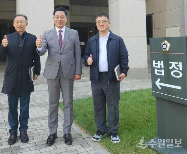 구재이 한국세무사회 회장(가운데)이 대법원에서 서울시 민간위탁 사업비 결산서 검사업무를 세무사에게 허용한다는 판결을 받은뒤 기념촬영을 하고 있다. (사진=한국세무사회 )