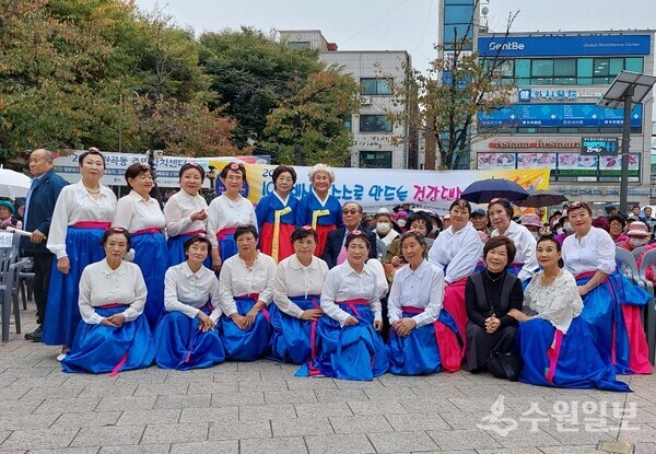 27일 한국실버경찰봉사대 경기도총연합회 회원들이 '100세시대 스스로 만드는 건강댄스체조' 발표회를 가진 뒤 함께 하고 있다. (사진=한국실버경찰봉사대)
