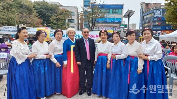 임수복 한국실버경찰봉사대 중앙회장(가운데)이 '건강댄스체조팀'과 기념촬영을 하고 있다. (사진=한국실버경찰봉사대)