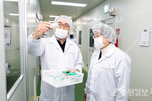 김경희 이천시장(오른쪽)이 한 중소기업체를 방문, 업체 관계자로부터 작업환경 등에 대한 설명을 듣고 있다. (사진=이천시) 