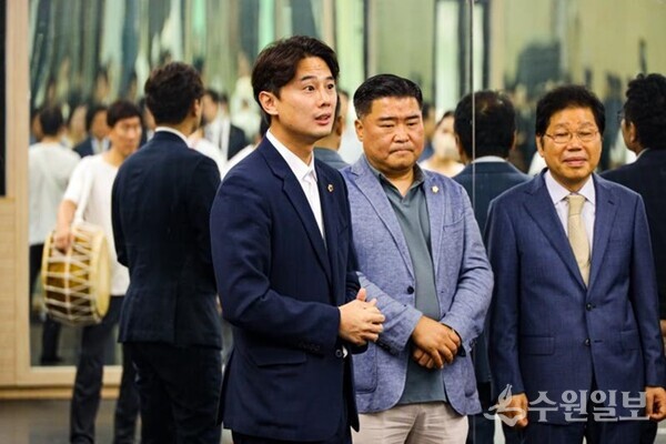 “언제나 답은 현장에 있습니다” 현장을 방문, 의견을 청취하고 있는 황대호 위원장. (사진=황대호 경기도의원 홈페이지)