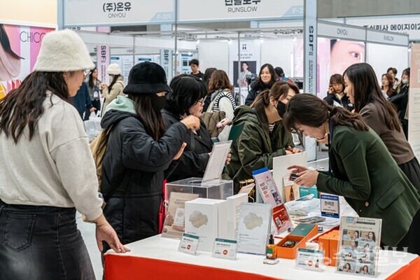 관람객들이 수원뷰티페스타 2023 행사장을 둘러보고 있다.(사진=수원시)