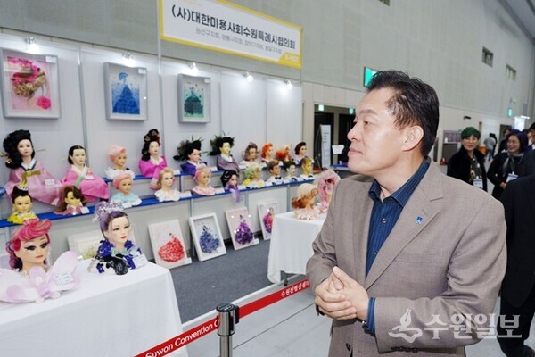 수원뷰티페스타 2023 행사장을 방문한 이재준 수원특례시장이 미용사들의 헤어아트 작품을 둘러보고 있다.(사진=수원시)