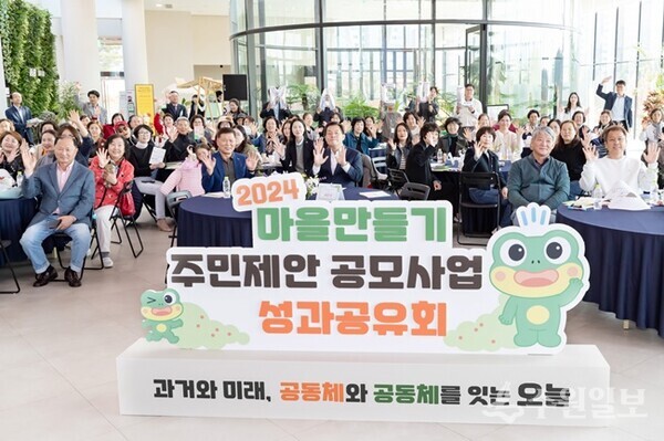 이재준 시장(가운데)과 성과공유회 참석자들이 함께하고 있다. (사진=수원시)